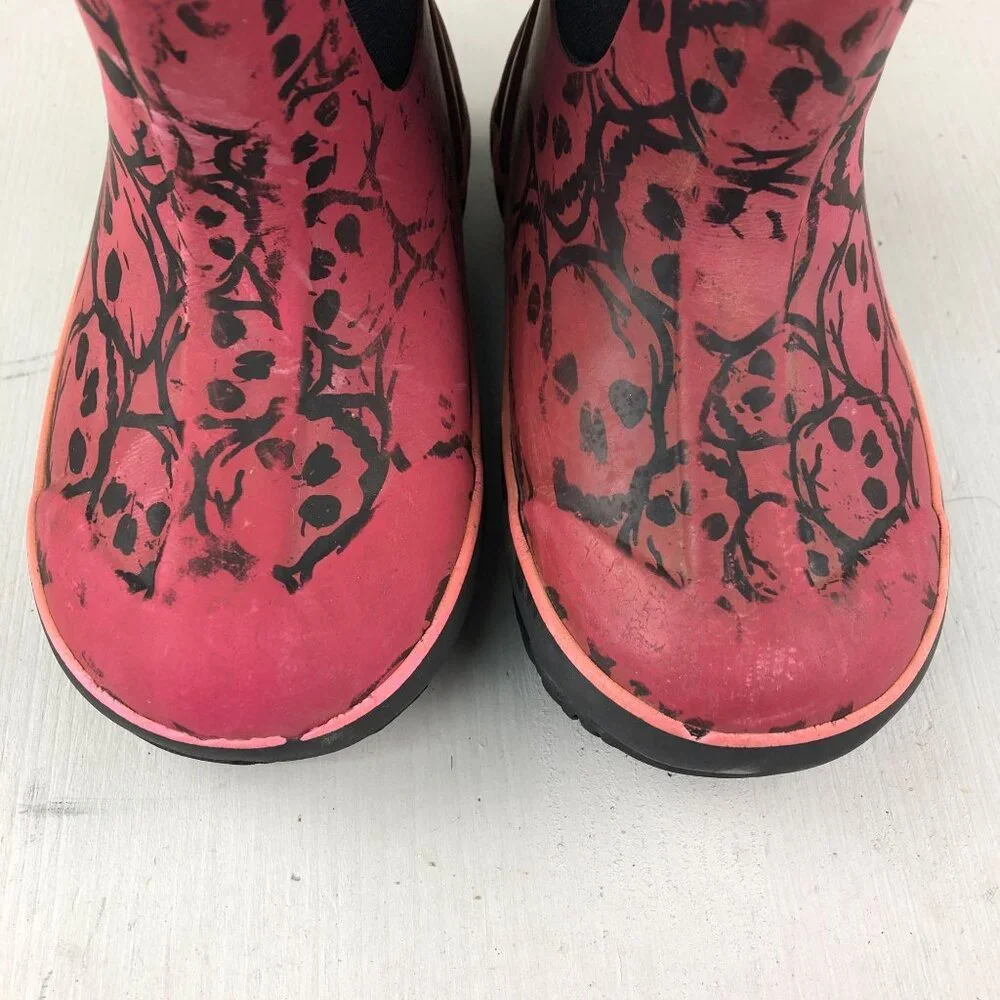 Bogs Infants Size 7 Classic Skulls Red Black Closed Toe PullOn Winter Boots FAIR